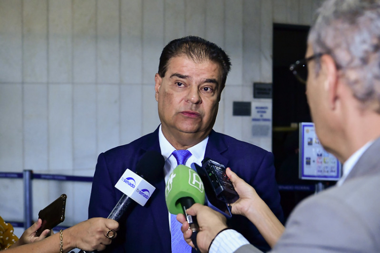 Senador propõe declarar persona non grata amigo de Trump após ataques a mulheres brasileiras