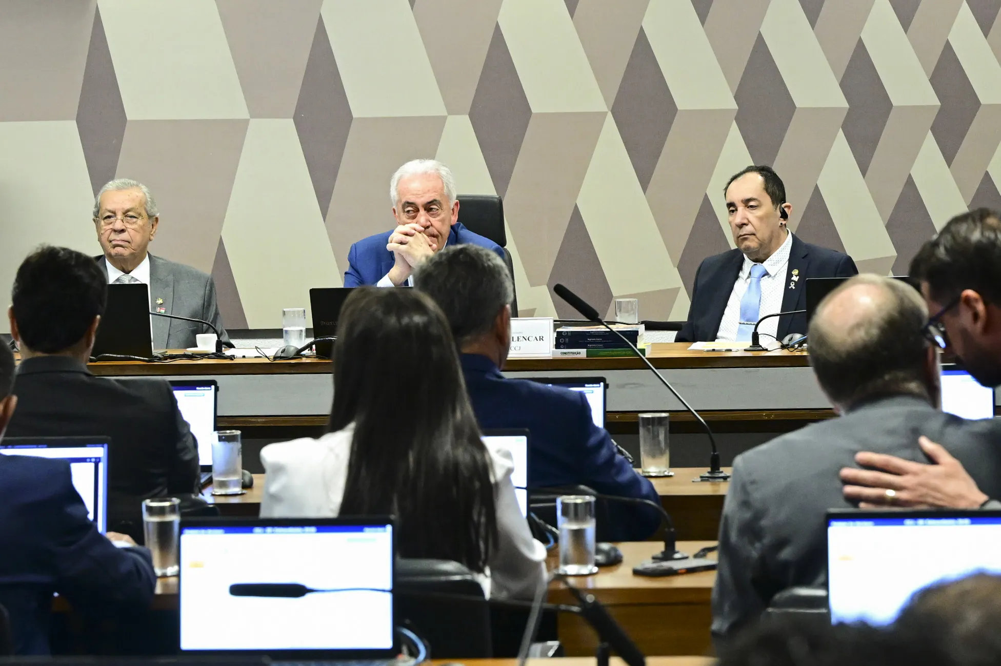 CCJ do Senado aprova PEC que reduz jornada da enfermagem para 36 horas semanais