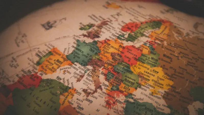Music Ally publica coluna convidada sobre exportação musical europeia com título que questiona imitação da Coreia do Sul