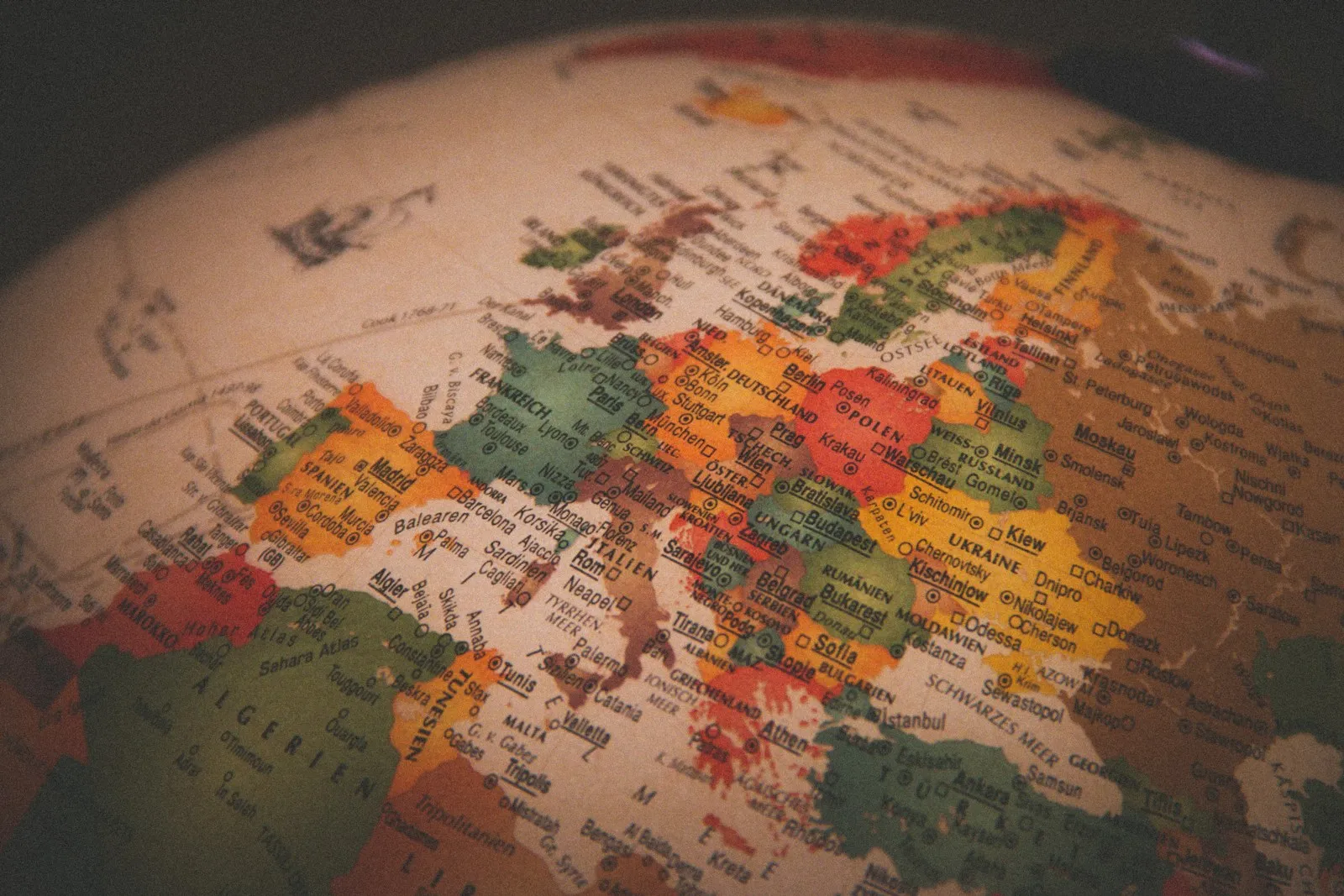 Music Ally publica coluna convidada sobre exportação musical europeia com título que questiona imitação da Coreia do Sul