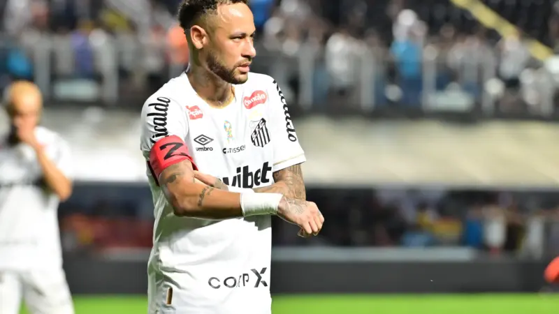 Neymar é elogiado pela atuação na vitória do Santos, mas comentário sobre árbitro gera críticas de jornalista da GE e repercussão nas redes