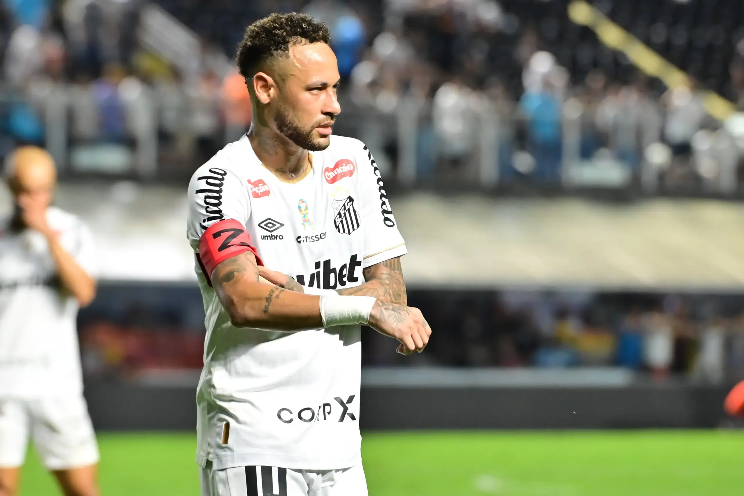 Neymar é elogiado pela atuação na vitória do Santos, mas comentário sobre árbitro gera críticas de jornalista da GE e repercussão nas redes