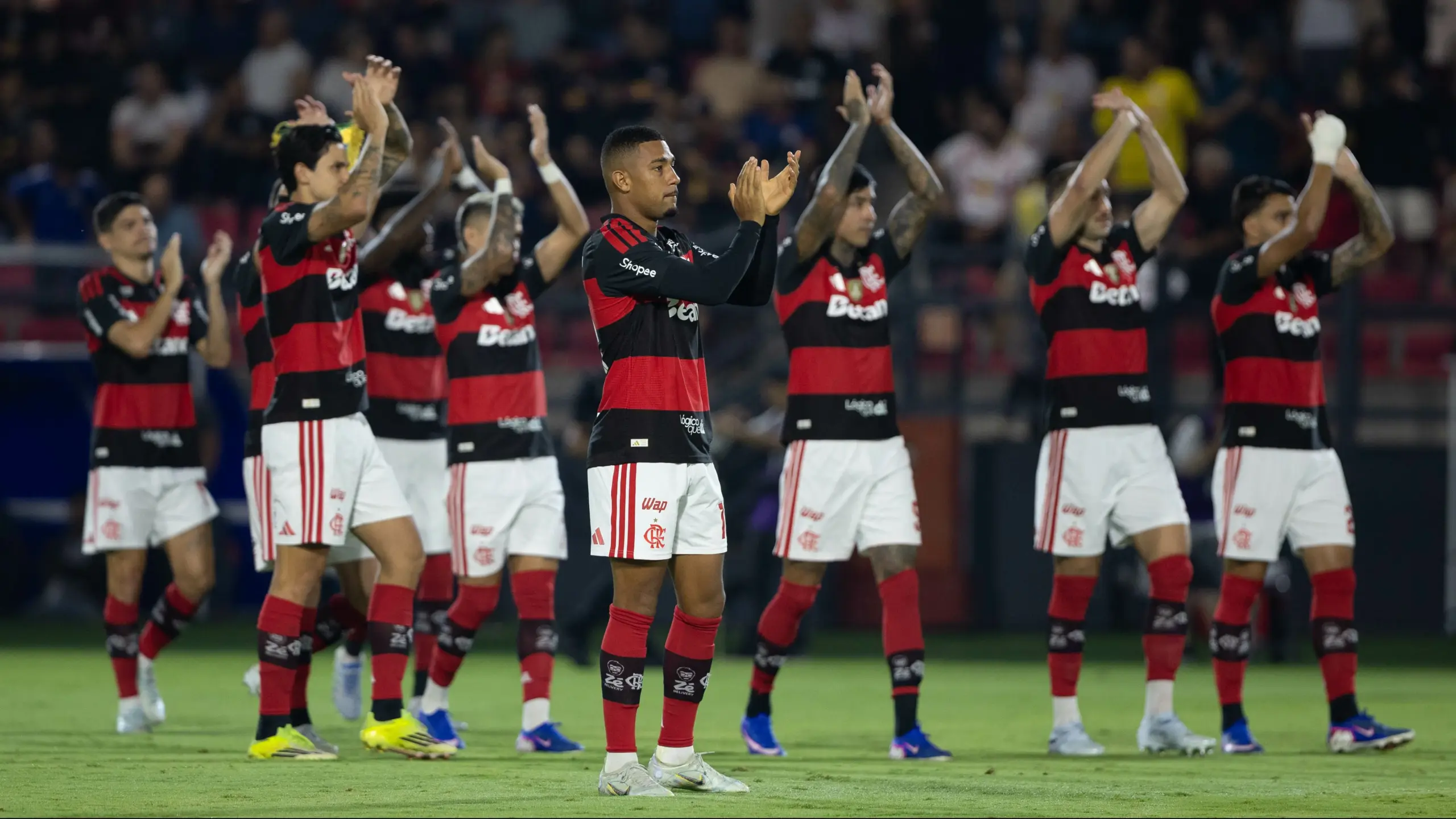 Leonardo Jardim critica postura do Flamengo após derrota por 3 a 0 e aponta expulsão de Pulgar como exemplo de falhas