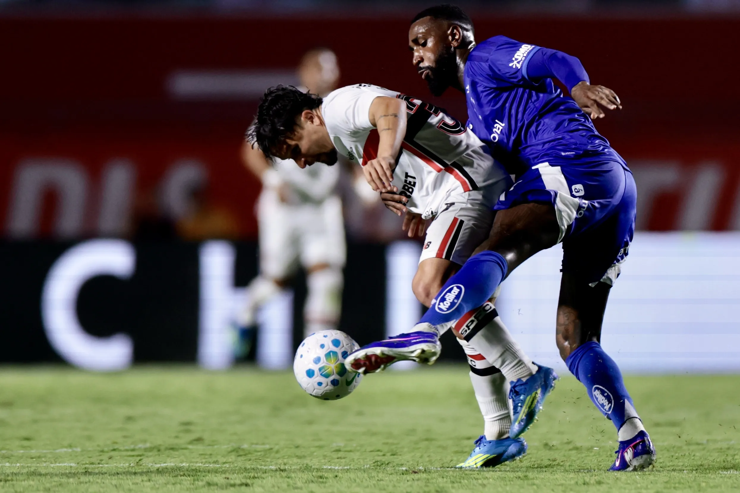 Ex-Flamengo Gerson é alvo de críticas após atuação ruim pelo Cruzeiro no Morumbi