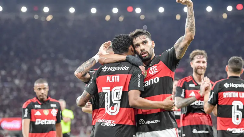 Leonardo Jardim reconhece melhora de Gonzalo Plata após retorno e elogia atuação contra o Santos