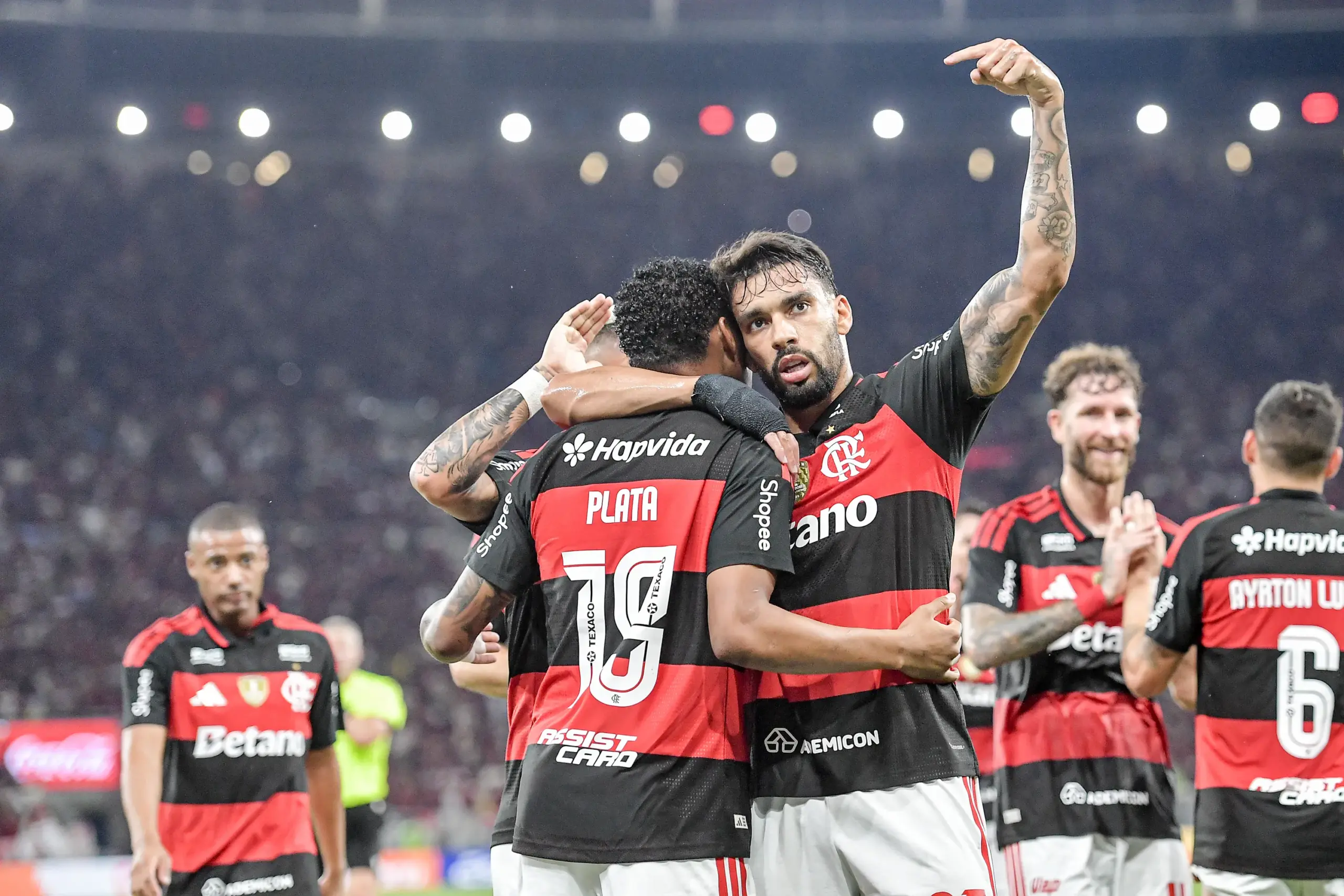 Leonardo Jardim reconhece melhora de Gonzalo Plata após retorno e elogia atuação contra o Santos