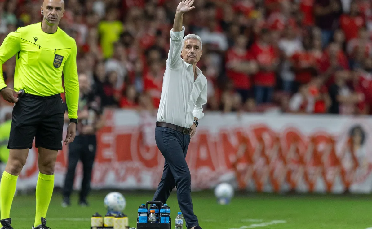 Luis Castro critica atuação do Grêmio após derrota por 2 a 0 para o Cruzeiro no Mineirão