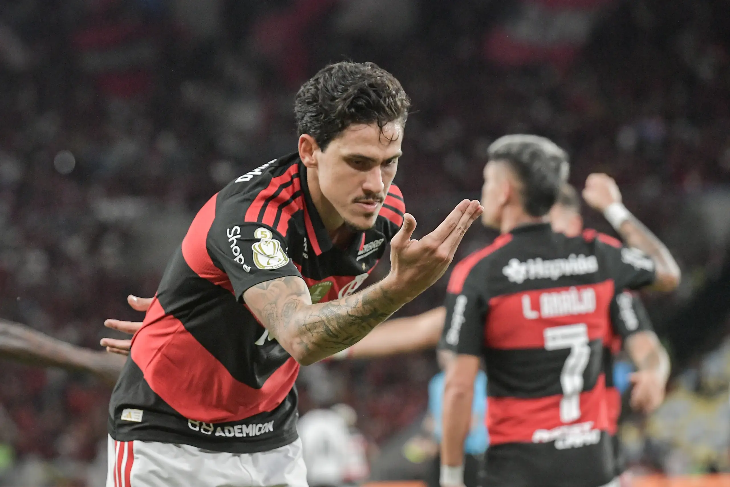 Flamengo vence Vitória por 2 a 1 na ida da quinta fase da Copa do Brasil; Jair Ventura elogia o time e reclama da arbitragem
