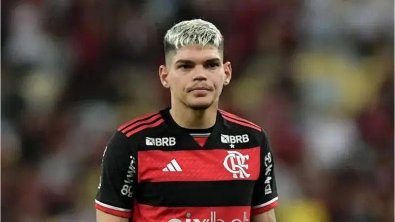 Flamengo procura lateral-esquerdo no mercado e descarta Ayrton Costa