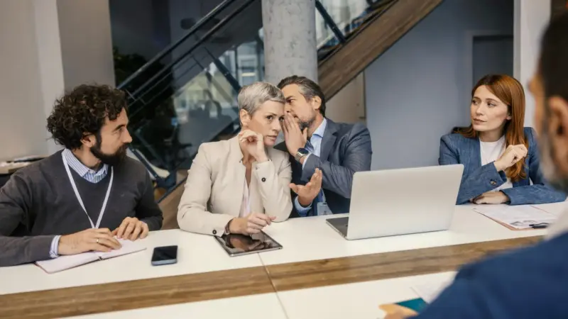 CFOs indicam que demissões relacionadas à IA devem crescer 9 vezes neste ano, mas continuam pouco expressivas