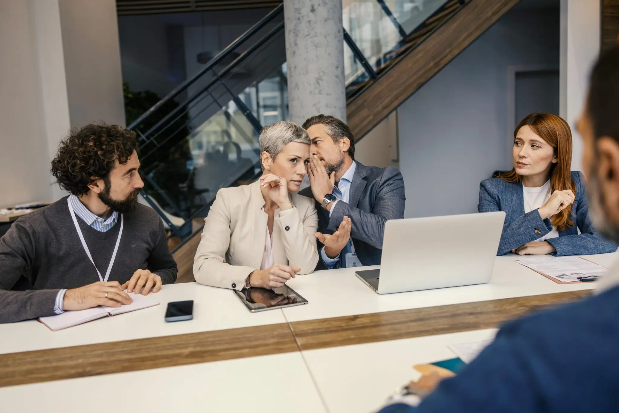 CFOs indicam que demissões relacionadas à IA devem crescer 9 vezes neste ano, mas continuam pouco expressivas