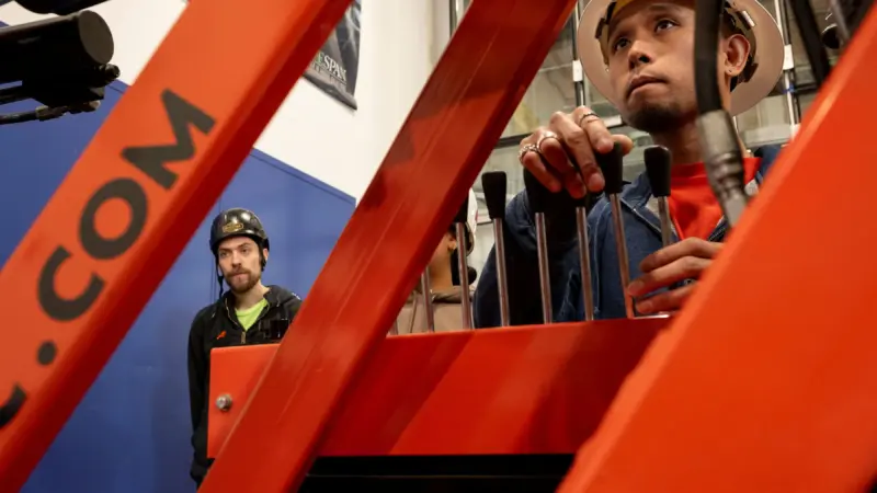 Jovens de Nova York fazem filas para vagas em programas de aprendizagem na construção civil