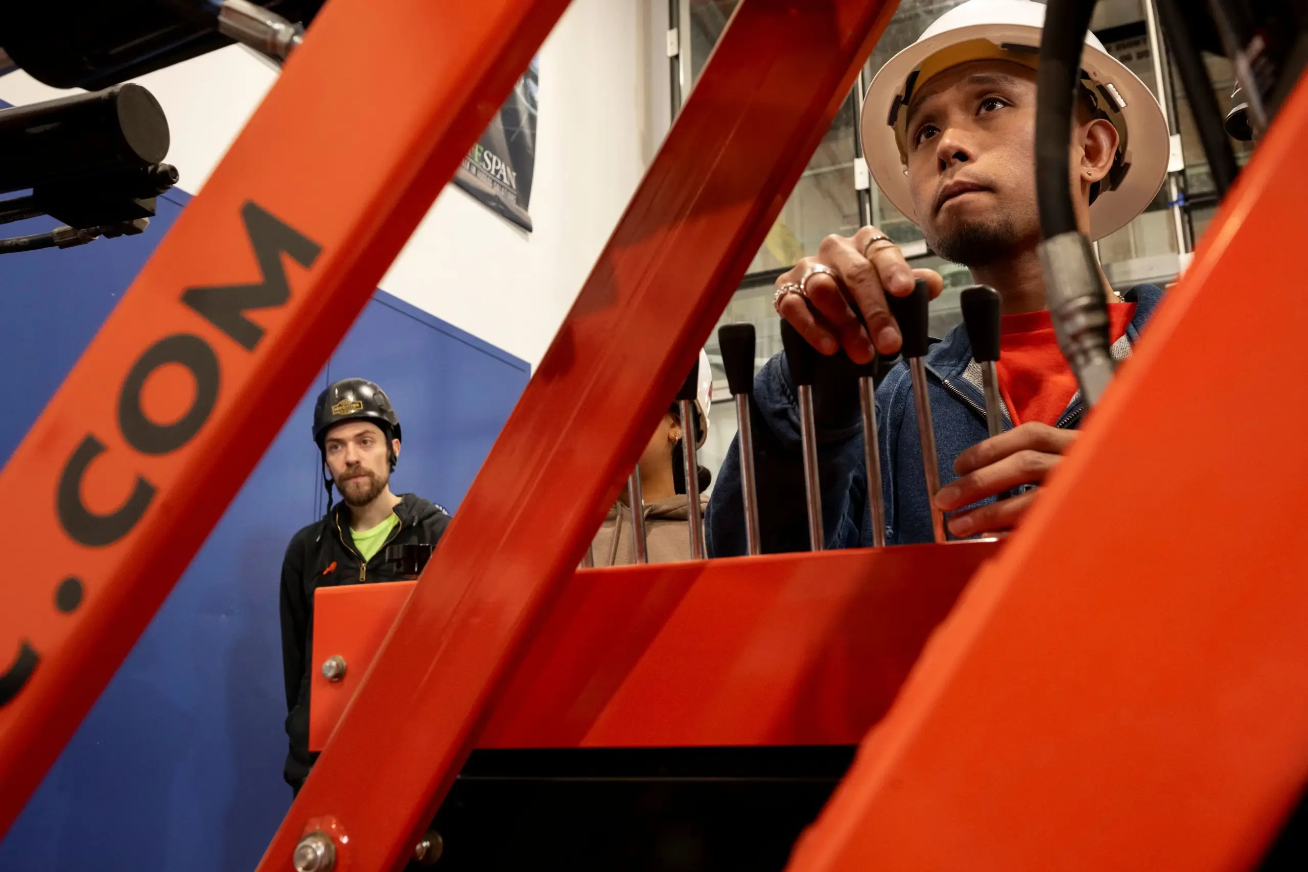 Jovens de Nova York fazem filas para vagas em programas de aprendizagem na construção civil