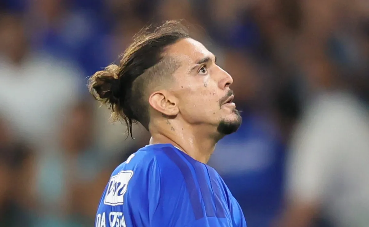 Chico da Costa perde chance inacreditável, mas Cruzeiro vence Barcelona SC na Libertadores
