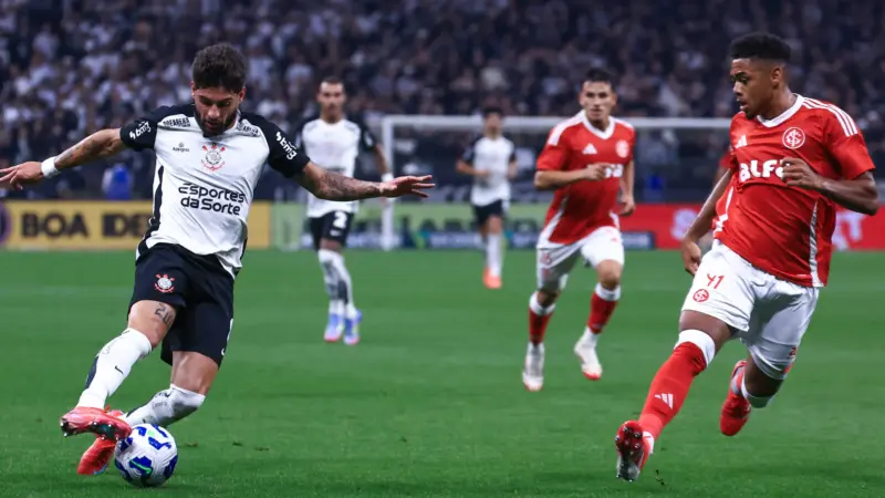 Corinthians e Internacional se enfrentam às 17h30 com pressão sobre treinadores