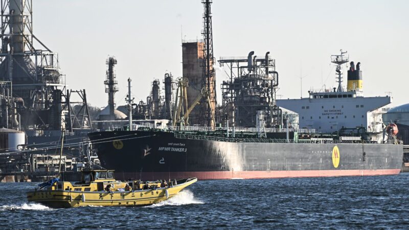 Mercado de petróleo vive corrida desesperada por barris prontos para embarque