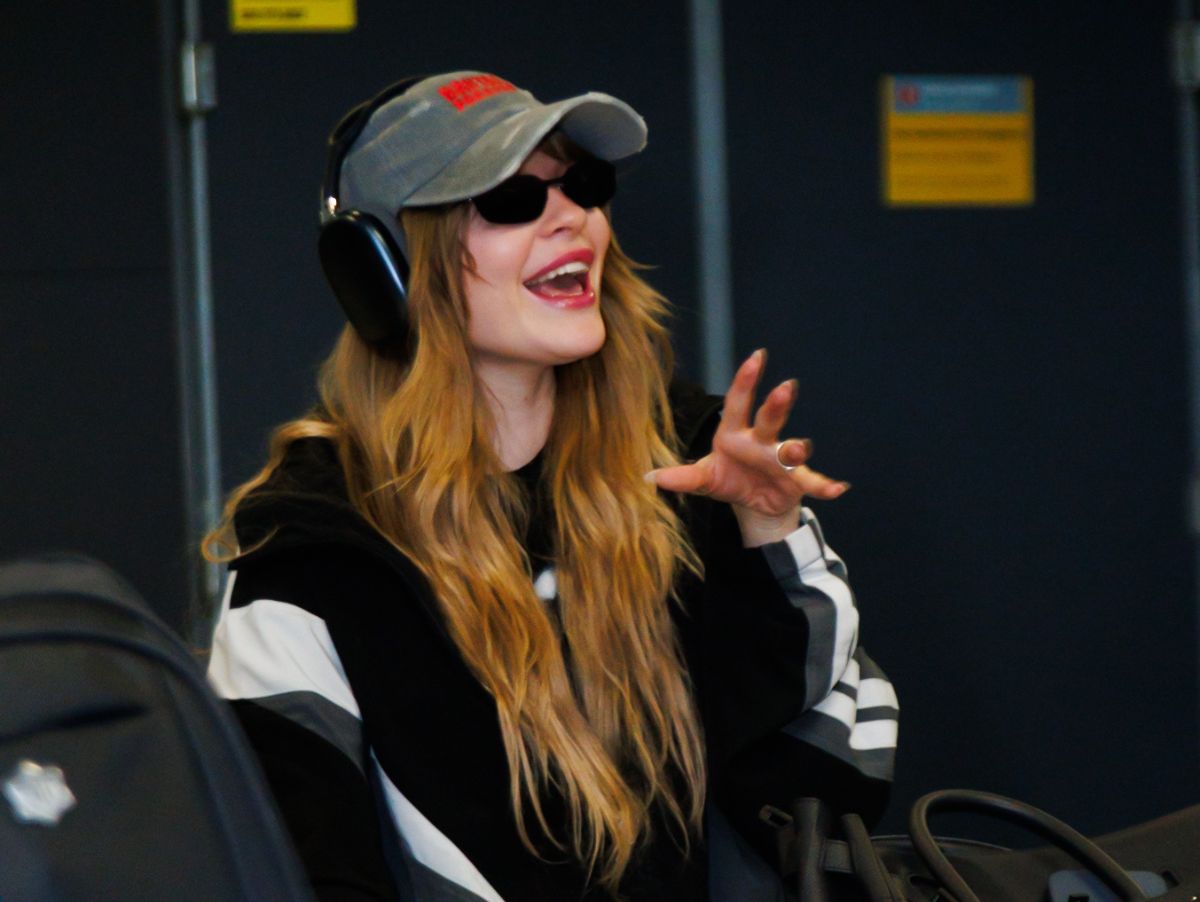 Luísa Sonza retorna ao Brasil e é cercada por fãs em aeroporto de São Paulo