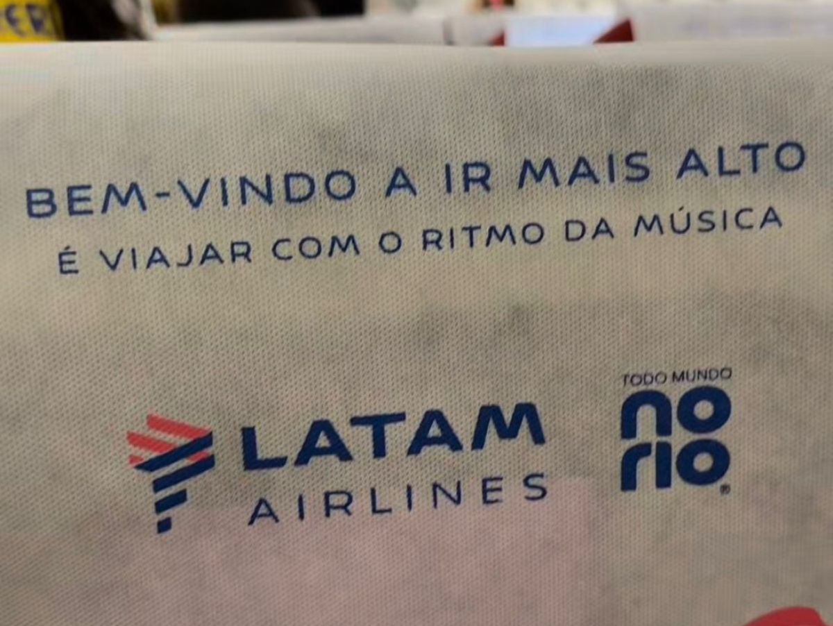 LATAM e Deezer promovem voo temático para fãs que vão ao show de Shakira em Copacabana
