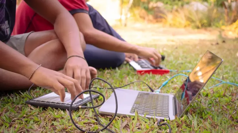 Plataforma Fieldworks quer suprir lacuna digital na educação artística indiana