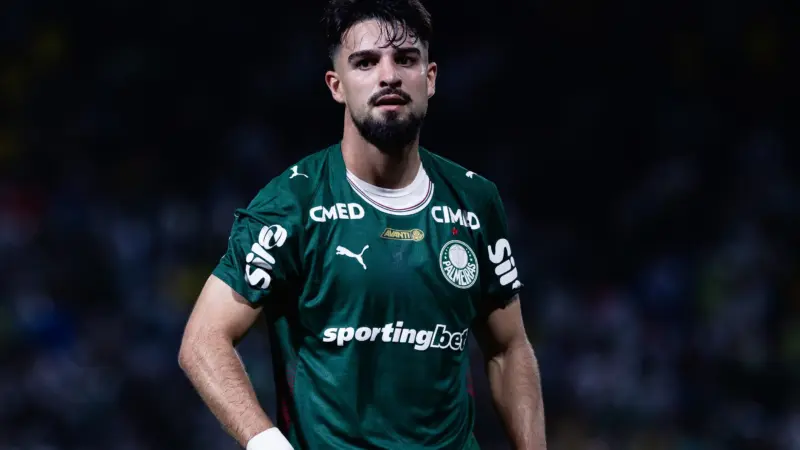 Hugo Souza diz que Flaco López atingiu Bidon com cotovelo e critica ausência de revisão do VAR