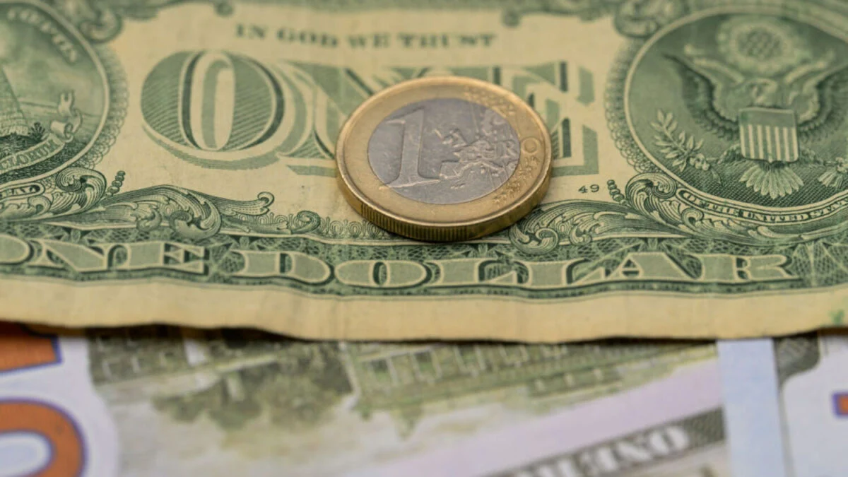 Dólar abaixo de R$5 e Ibovespa em recorde refletem entrada de capital estrangeiro
