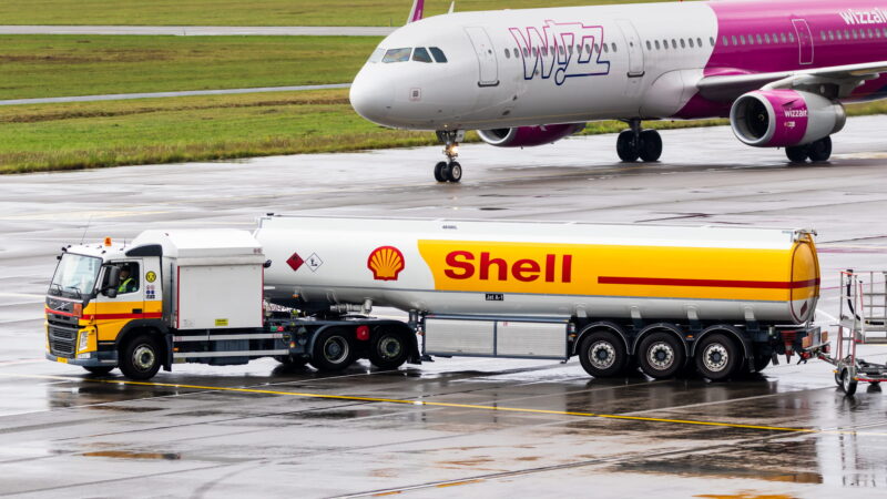 Alta do querosene força companhias aéreas a cancelar rotas e reduzir capacidade global