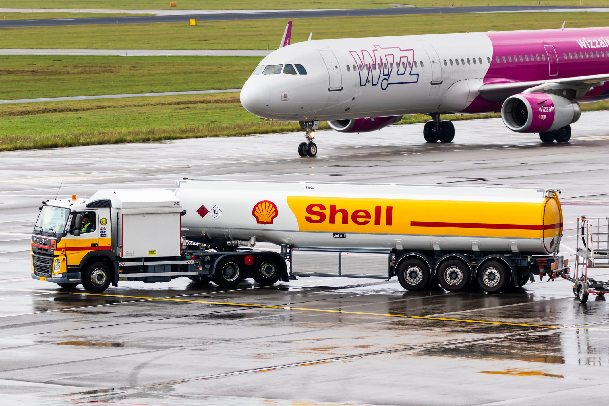 Alta do querosene força companhias aéreas a cancelar rotas e reduzir capacidade global