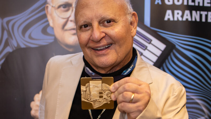 Guilherme Arantes recebe Medalha UBC em São Paulo e celebra 50 anos de carreira com pocket show