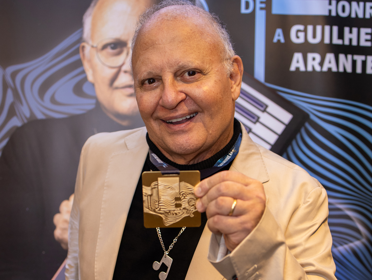 Guilherme Arantes recebe Medalha UBC em São Paulo e celebra 50 anos de carreira com pocket show