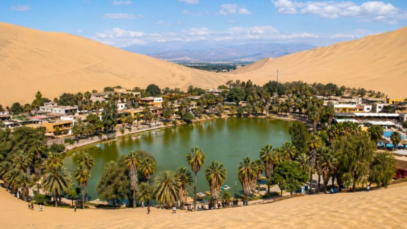 Oásis de Huacachina, no Peru, abriga lagoa esmeralda formada por águas subterrâneas e é rodeado por dunas gigantescas