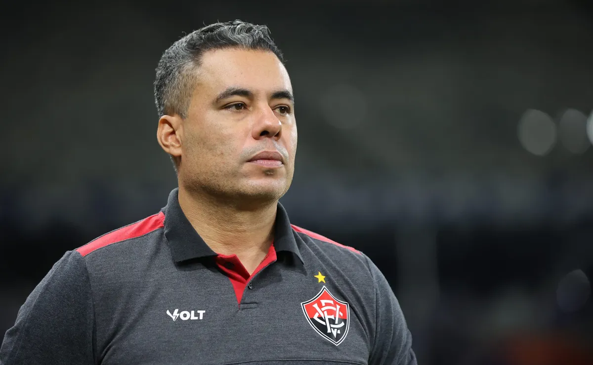 Flamengo vence Vitória por 2 a 1 na ida da quinta fase da Copa do Brasil; Jair Ventura elogia o time e reclama da arbitragem