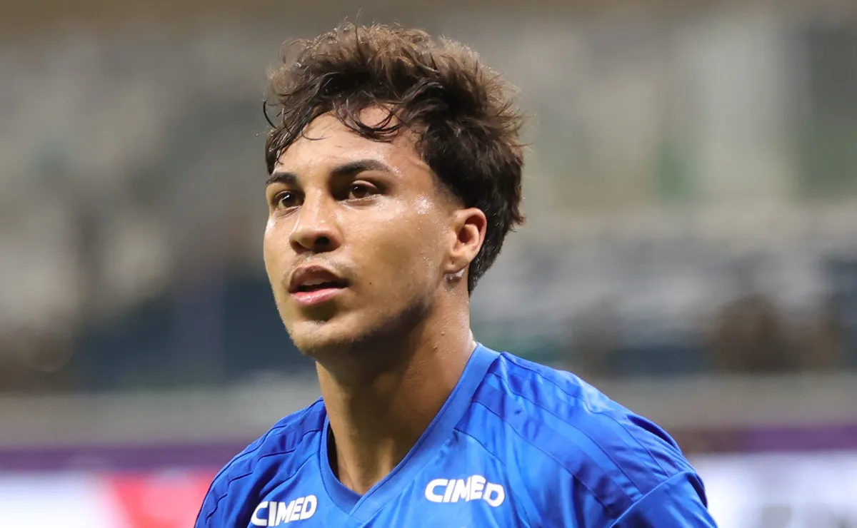 Kaio Jorge relembra início no Santos e conta como Cuca o promoveu ao profissional