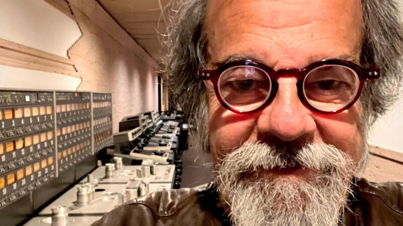 Músicos e executivos prestam homenagem a Moogie Canazio, engenheiro de som e ex-vice-presidente do conselho do Latin Grammy, morto aos 70 anos