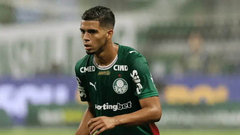 Arthur Gabriel ganha confiança de Abel Ferreira e pode assumir lateral-esquerda do Palmeiras