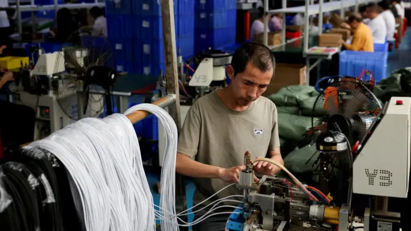 Impacto da guerra envolvendo o Irã já se reflete na economia global, mostram PMIs