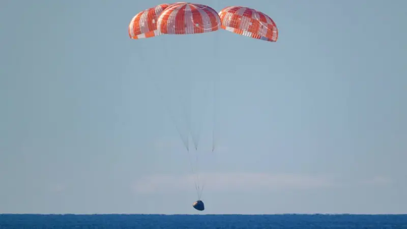 Imagens mostram retorno bem-sucedido da Artemis II ao Oceano Pacífico