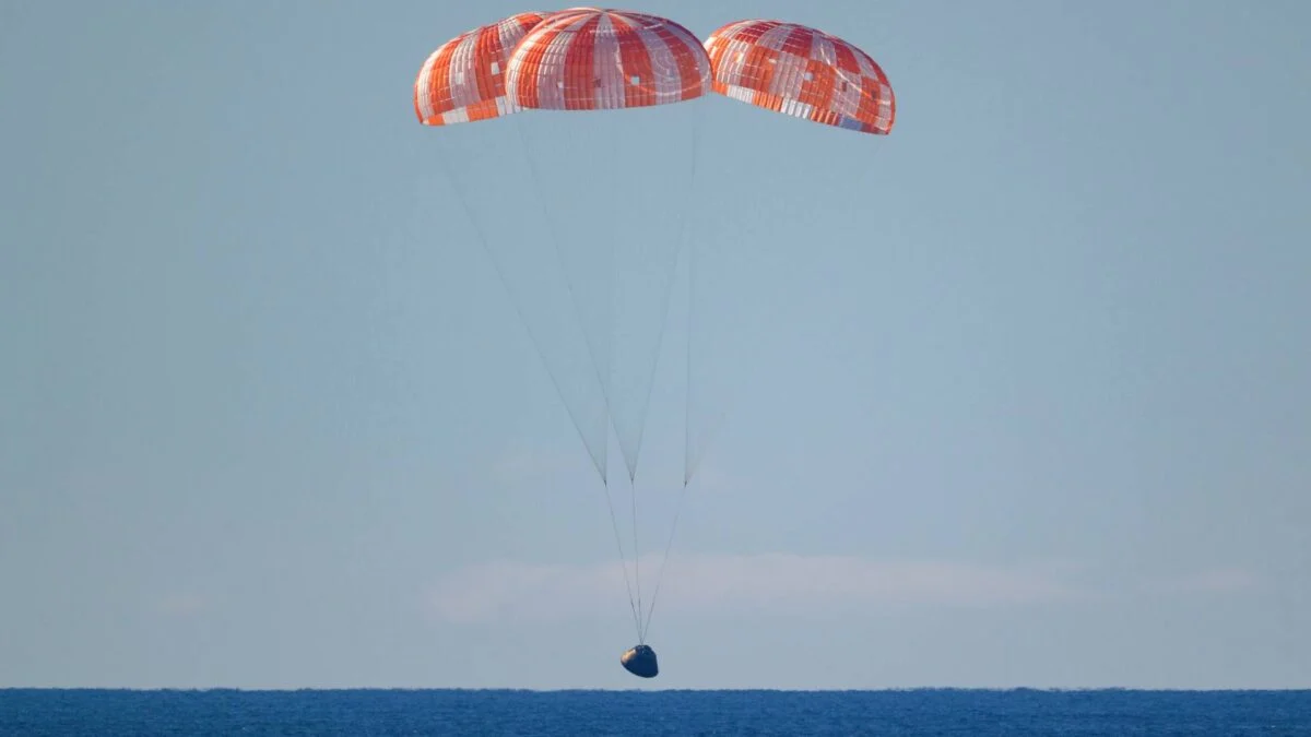 Imagens mostram retorno bem-sucedido da Artemis II ao Oceano Pacífico