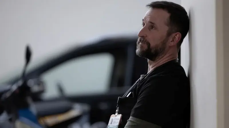 Entenda o que acontece com Robby no fim da 2ª temporada de The Pitt