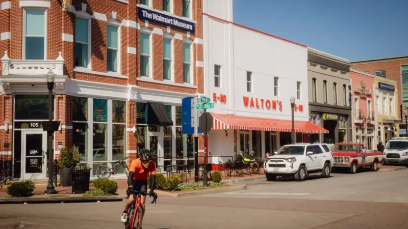 Bilionários da família Walton investem em Bentonville, mas enfrentam críticas locais