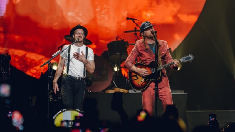 The Lumineers transformam show em festa folk com participação do público