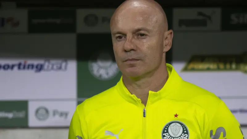 Auxiliar de Abel aponta desgaste no Palmeiras por viagens e calendário apertado
