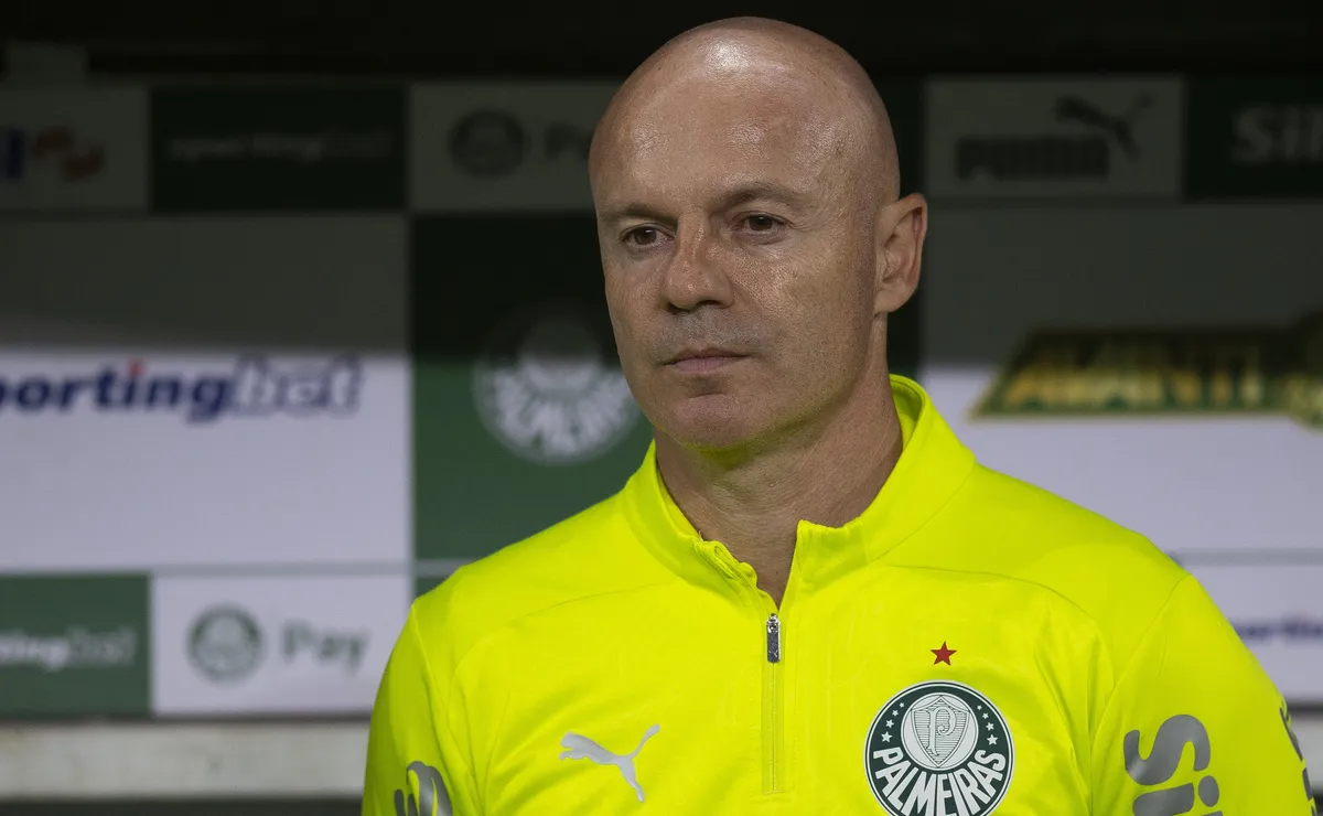 Auxiliar de Abel aponta desgaste no Palmeiras por viagens e calendário apertado