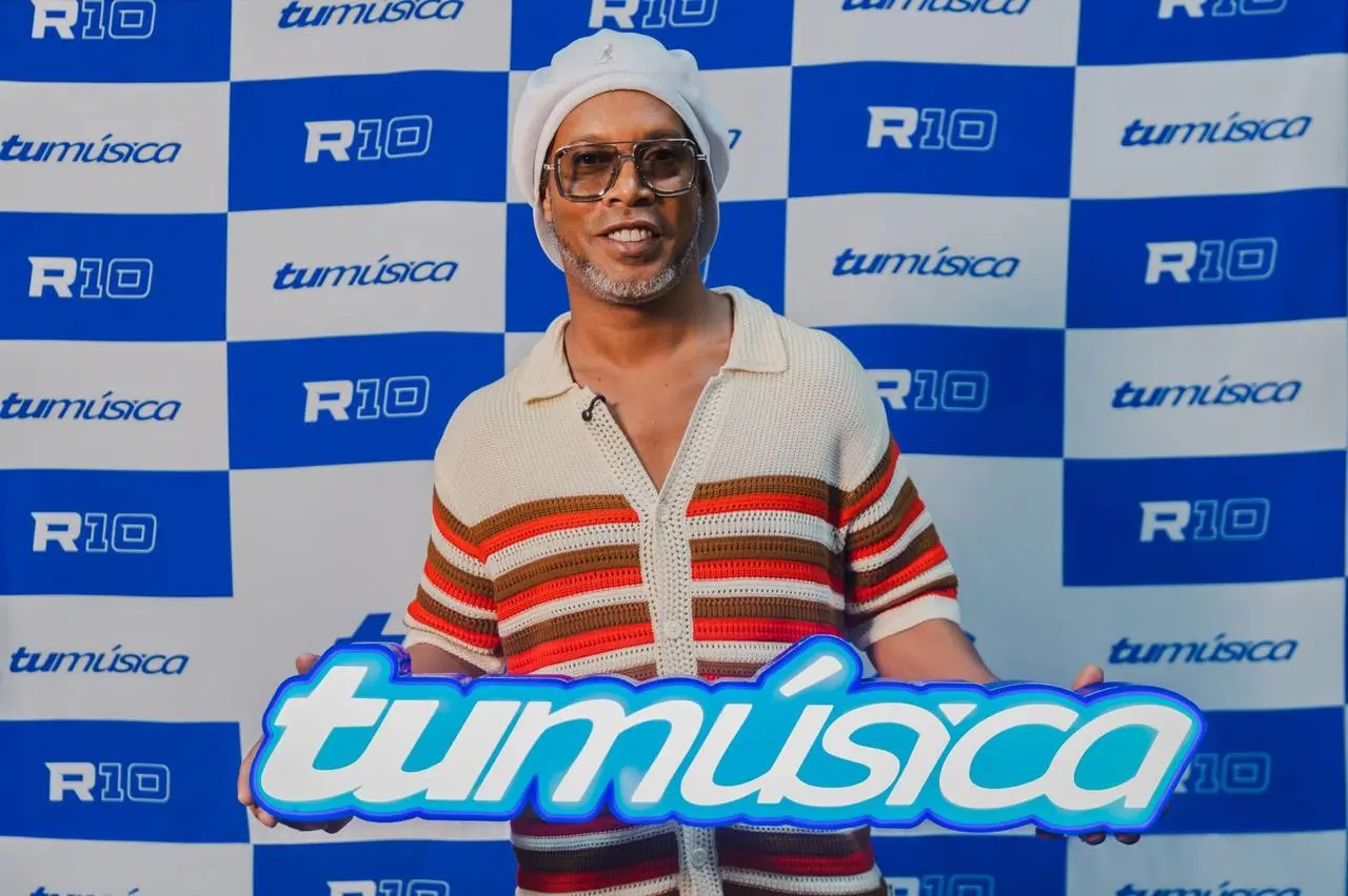 Ronaldinho é lembrado pela técnica em campo e vida de festas