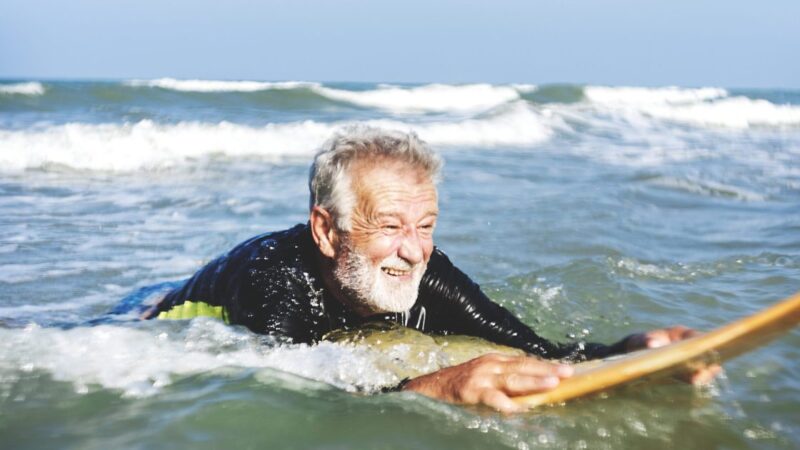 Baby boomers fazem 80 anos e pressionam por mudanças na forma de envelhecer