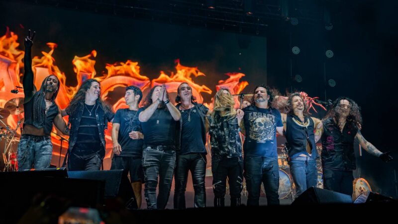 Angra reúne nove integrantes em show histórico no Bangers Open Air em São Paulo