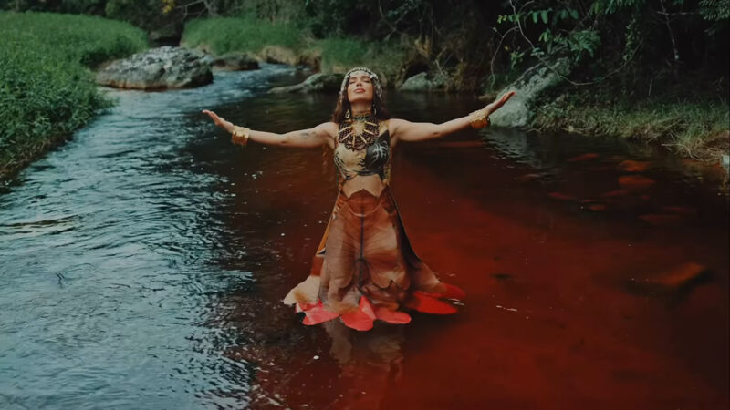 Anitta apresenta faixa surpresa “Várias Quejas” no “Saturday Night Live” e confirma faixa inédita de “EQUILIBRIVM”