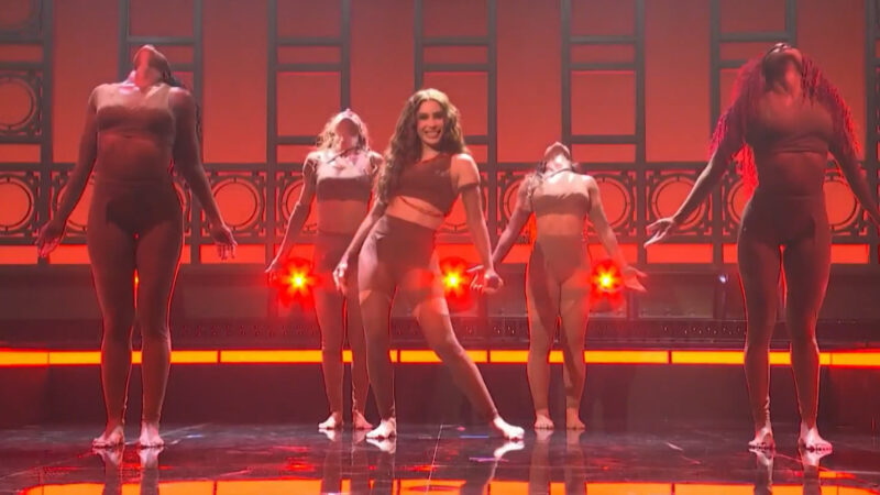 Anitta canta e dança “CHOKA CHOKA” no “Saturday Night Live” em apresentação histórica