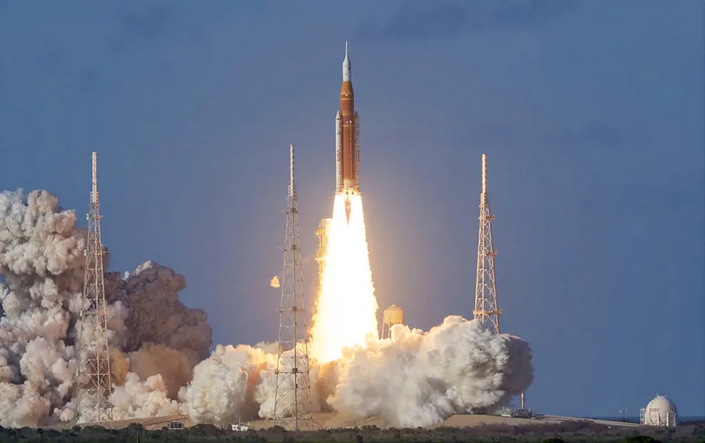 Missão Artemis 2 chega ao fim com pouso seguro da cápsula Orion após sobrevoo lunar