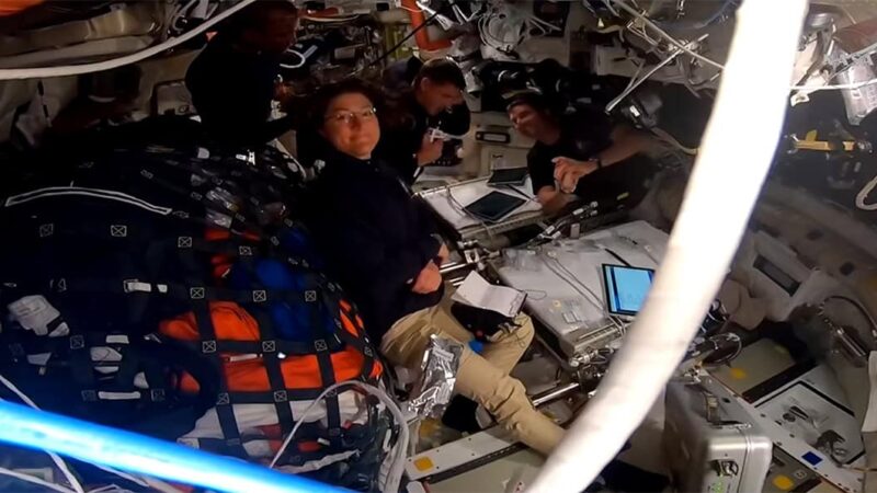 Artemis 2: sétimo dia de missão termina com saída da influência lunar e primeira correção de rota