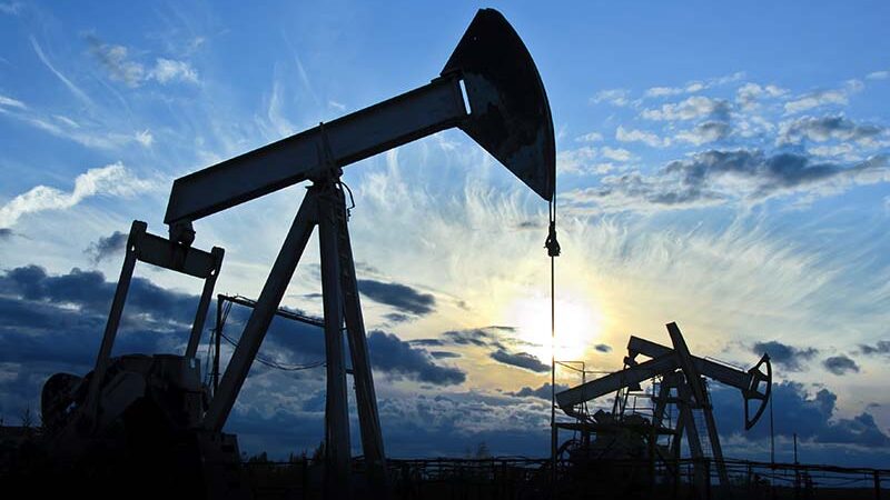 Petróleo sobe cerca de 6% após escalada entre EUA e Irã e tensão no Estreito de Ormuz